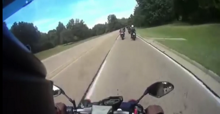 Grupa bajkera jurila je cestom na svojim motorima, a onda je jedan od njih doživio nešto što će dugo pamtiti! (VIDEO)