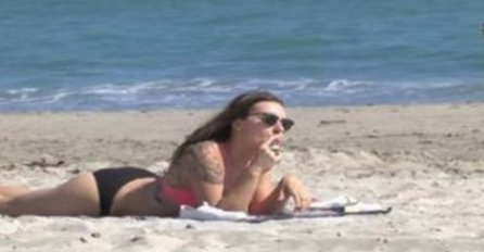 Djevojka je pušila na plaži, a onda joj prišao tip i uradio nešto najluđe što ste danas vidjeli (VIDEO)