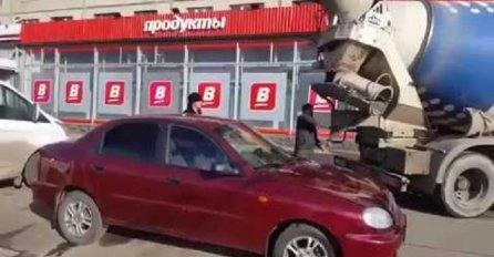 Samo u Rusiji: Suprug ženi do vrha ispunio automobil betonom (VIDEO)
