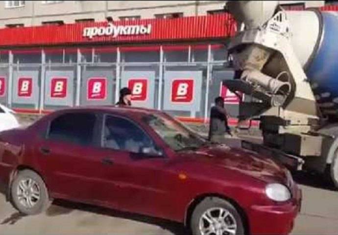 Samo u Rusiji: Suprug ženi do vrha ispunio automobil betonom (VIDEO)