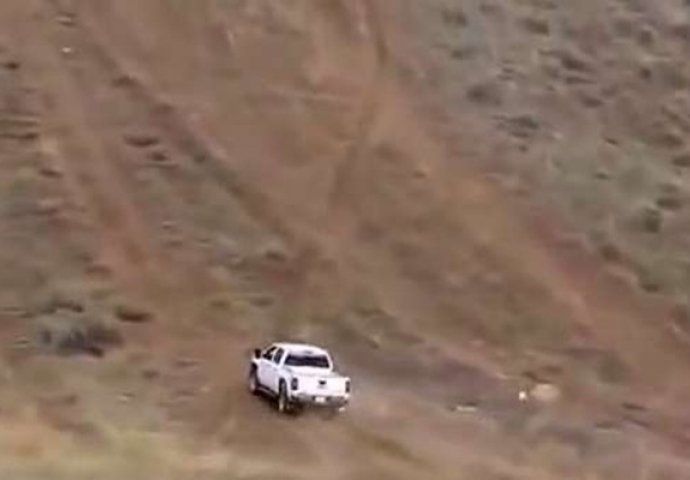 Htio je kamionetom da se popne uz 120 metara veliko i strmo brdo, pogledajte kako je završio (VIDEO)