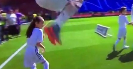 RONALDO "LETI": Cristiano Ronaldo uspio je preplašiti djevojčicu koju je držao za ruku prilikom izlaska na travnjak (VIDEO)