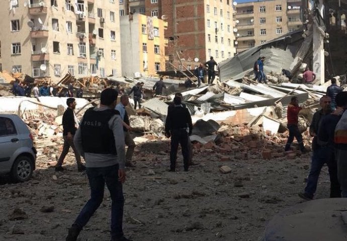 VELIKA EKSPLOZIJA U TURSKOJ: Gusti dim diže se iznad zgrada, nekoliko ljudi povrijeđeno (FOTO)