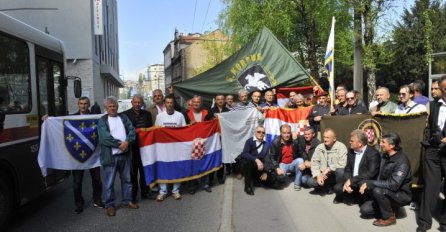 NEKOLIKO DESETINA BORACA ISPRED PARLAMENTA FBiH: Ponovo vežu zastave Herceg-Bosne i Republike BiH!?