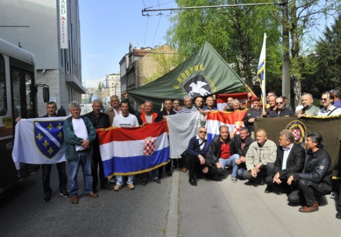 NEKOLIKO DESETINA BORACA ISPRED PARLAMENTA FBiH: Ponovo vežu zastave Herceg-Bosne i Republike BiH!?