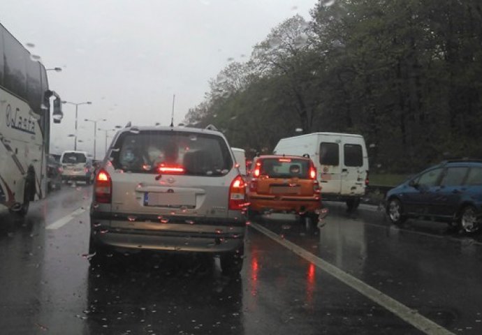 VOZAČI OPREZ:  Jutros se u većem dijelu BiH saobraća po mokrom ili vlažnom kolovozu