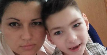 OVA MAJKA JE ISTINSKI HEROJ: Teško bolesnog sina svaki dan nosi uz 77 stepenica u centru Sarajeva!
