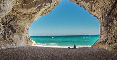 Sardinija, odmor s pogledom na kristalno plavo more zaljeva Arzachena