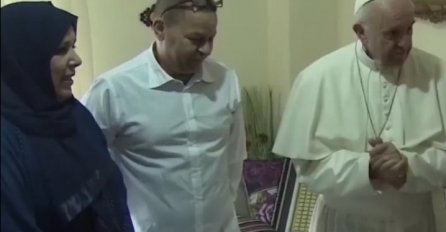 Papa Franjo nenajavljeno posjetio dom muslimana u Italiji,  a onda se desilo nešto ČUDESNO! (VIDEO)