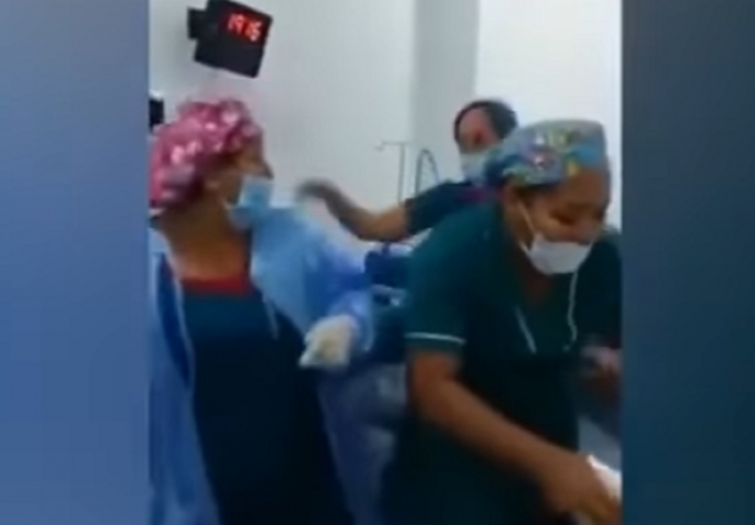 Doktori i medicinske sestre dobili otkaze zbog snimke iz operacijske sale, svijet zgrožen (VIDEO)