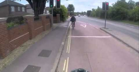 Nakon što mu je čovjek svirnuo iz automobila biciklista mu je pokazao srednji prst, a onda je stigla kazna (VIDEO)