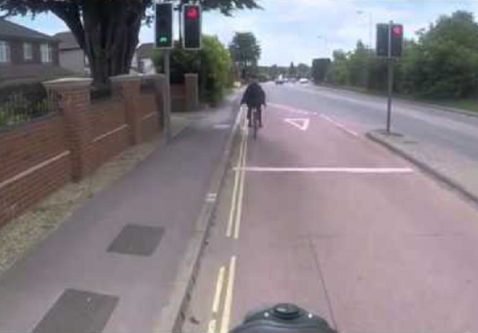 Nakon što mu je čovjek svirnuo iz automobila biciklista mu je pokazao srednji prst, a onda je stigla kazna (VIDEO)