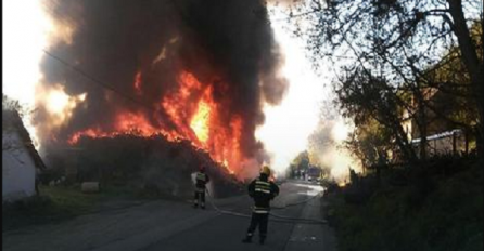 PLAMEN VISOK 30 METARA PRIJETI KUĆAMA: Vatrogasci pokušavaju ugasiti požar na željezničkoj stanici u Grdelici 