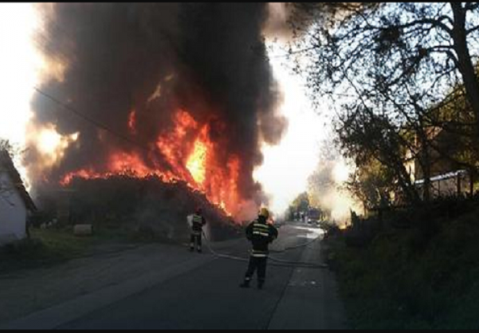 PLAMEN VISOK 30 METARA PRIJETI KUĆAMA: Vatrogasci pokušavaju ugasiti požar na željezničkoj stanici u Grdelici 
