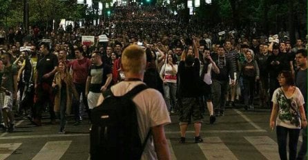 NEZADOVOLJNI GRAĐANI I DALJE PROTESTVUJU: "Pravda i pravo hodaju sa nama"