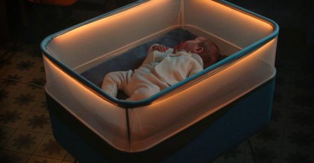 Pametna kolijevka : Uspavljuje i ljulja bebe kako bi roditelji spavali duže (VIDEO)