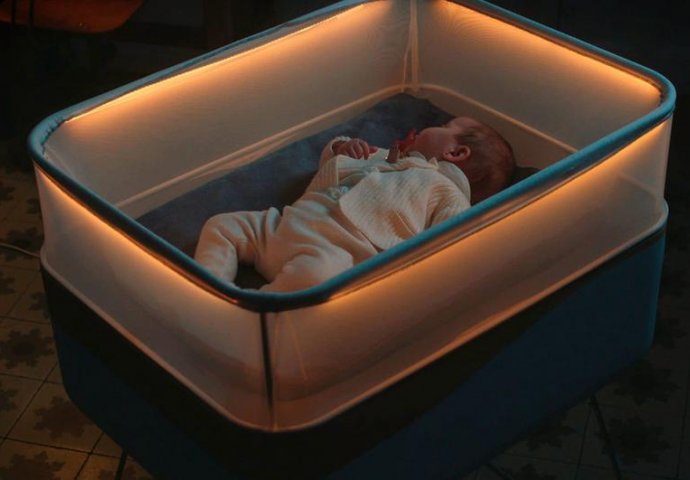 Pametna kolijevka : Uspavljuje i ljulja bebe kako bi roditelji spavali duže (VIDEO)