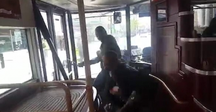 S nožem je uletio u autobus s namjerom da ubije, a ovaj putnik je postao heroj (VIDEO)