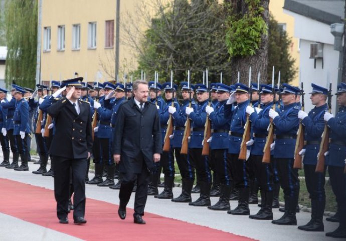 GOVOR POVODOM 25 GODINA ARMIJE RBiH - Bakir Izetbegović: BOSNA MOŽE I MORA biti spona između Istoka i Zapada! 