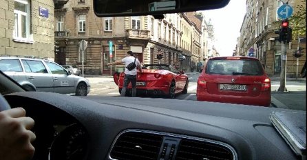 KAKVA BLAMAŽA FEJKERA: Ostali su bez goriva? Dvojica Zagrebom gurala crveni Ferrari