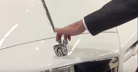  Htio je da otkine znak sa skupocjenog Rolls-Royce automobila, ali ovo nije očekivao (VIDEO)