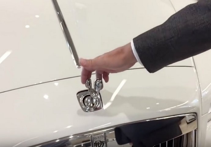  Htio je da otkine znak sa skupocjenog Rolls-Royce automobila, ali ovo nije očekivao (VIDEO)