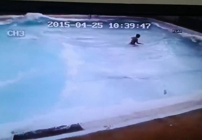 Kupali su se u bazenu a onda se počela zemlja tresti, ono što je kamera zabilježila će vas ostaviti bez teksta (VIDEO)