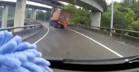 Vozili su se mirno iza kamiona, a onda se na 0:25 ispred njihovih očiju odigrala scena koja ih je ostavila u šoku (VIDEO) 