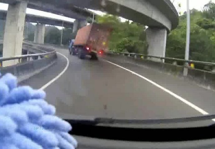 Vozili su se mirno iza kamiona, a onda se na 0:25 ispred njihovih očiju odigrala scena koja ih je ostavila u šoku (VIDEO) 