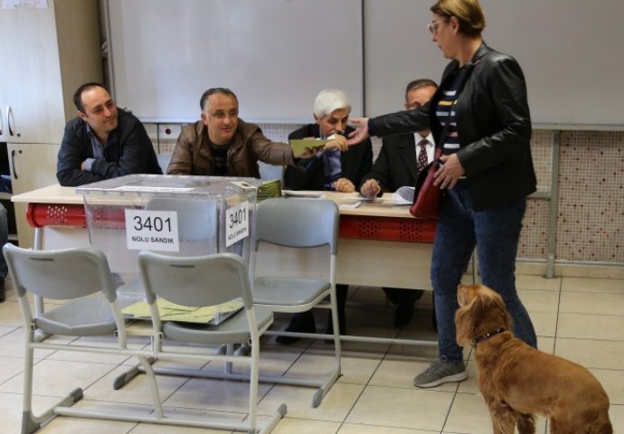 OTVORENA BIRALIŠTA U TURSKOJ: Narod će odlučiti na referendumu hoće li Erdogan dobiti veće ovlasti?