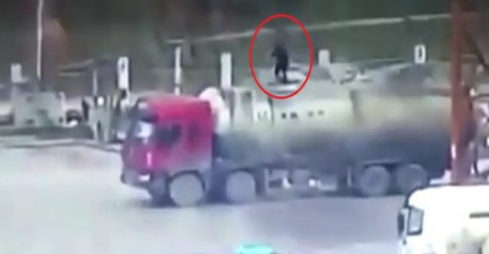 Kinez se popeo na kamion da provjeri sadržaj koji je prevozio: Kada vidite šta će se desiti na 0:06 past ćete sa stolice (VIDEO)