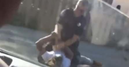 UZNEMIRUJUĆI INCIDENT: Neoprezan pješak prelazio cestu, a onda mu je policajac uradio ovo (VIDEO)