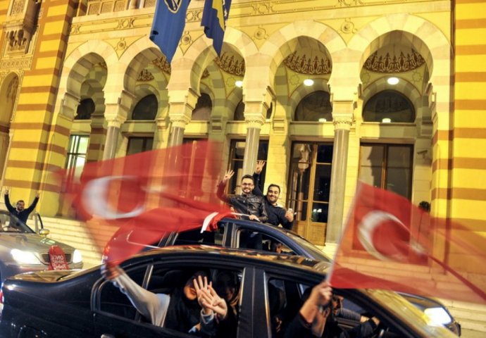 Turci proslavili rezultate referenduma i u Sarajevu