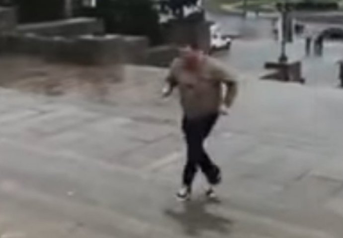 Policajac pokušao da bude Rocky Balboa i taman da mu uspije, dogodi mu se najsmiješniji peh (VIDEO)