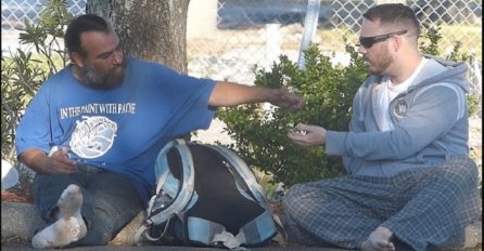Prišao je beskućniku i uzeo od njega novac: Ono što je uradio u nastavku, ostavit će vas bez riječi (VIDEO)