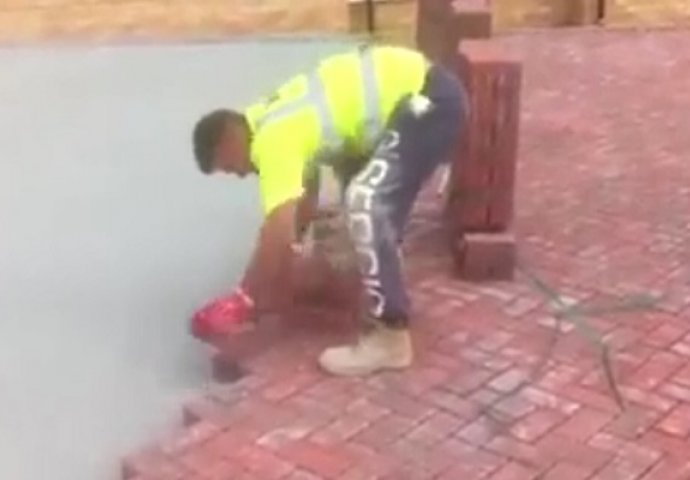 Brži od bilo koje mašine: Ostat ćete bez riječi kada vidite kako ovaj građevinski radnik slaže ploče! (VIDEO)