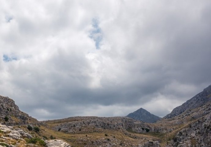 VREMENSKA PROGNOZA: U BiH umjereno do pretežno oblačno s kišom