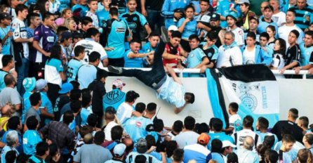 TEŠKE POVREDE GLAVE: Argentinski navijač preminuo nakon što je gurnut s tribine (UZNEMIRUJUĆI SNIMAK)