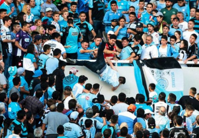 TEŠKE POVREDE GLAVE: Argentinski navijač preminuo nakon što je gurnut s tribine (UZNEMIRUJUĆI SNIMAK)
