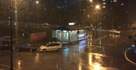 ZIMA SE NE PREDAJE: Snijeg prekrio Sarajevo