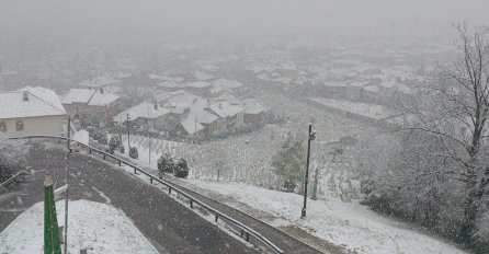 STANJE NA PUTEVIMA: Apel vozačima da voze opreznije i da na put ne kreću bez zimske opreme