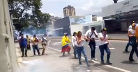 Mladić upucan u glavu na protestu! (VIDEO)
