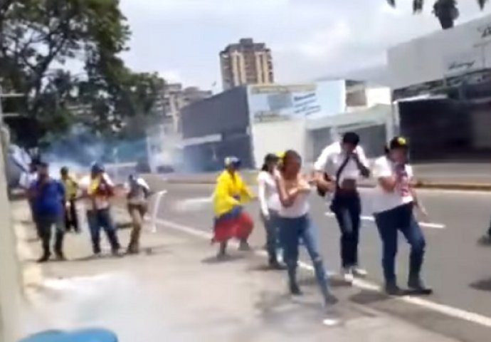 Mladić upucan u glavu na protestu! (VIDEO)