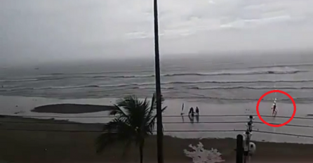 Bio je običan dan na plaži, ali ono što je kamera snimila na 0:51 će vas ostaviti u nevjerici (VIDEO)