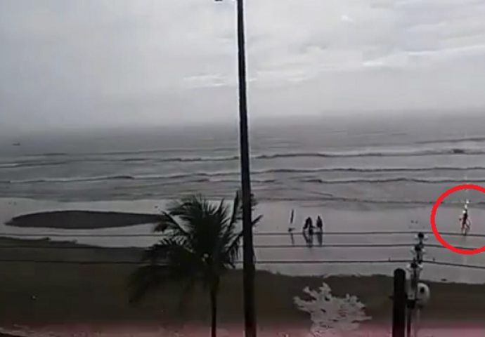 Bio je običan dan na plaži, ali ono što je kamera snimila na 0:51 će vas ostaviti u nevjerici (VIDEO)