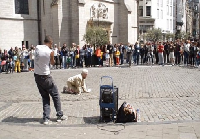 Starica je stala ispred uličnog umjetnika, ono što je uradila je zaprepastilo sve prolaznike (VIDEO)
