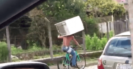 Savršeno rješenje: Brazilac na leđa natovario frižider, a onda sjeo na biciklo (VIDEO)