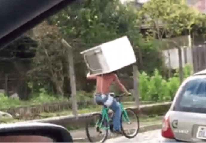 Savršeno rješenje: Brazilac na leđa natovario frižider, a onda sjeo na biciklo (VIDEO)