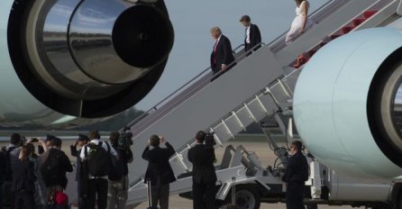 OVAKO SE NE ODNOSI PREMA SUPRUZI: Trump ponovo obrukao Melaniju u javnosti (FOTO)