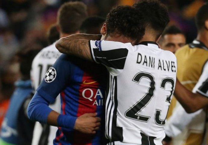 FOTOGRAFIJA KOJA JE OBIŠLA SVIJET: Evo šta je Alves uradio dok je Neymar plakao!